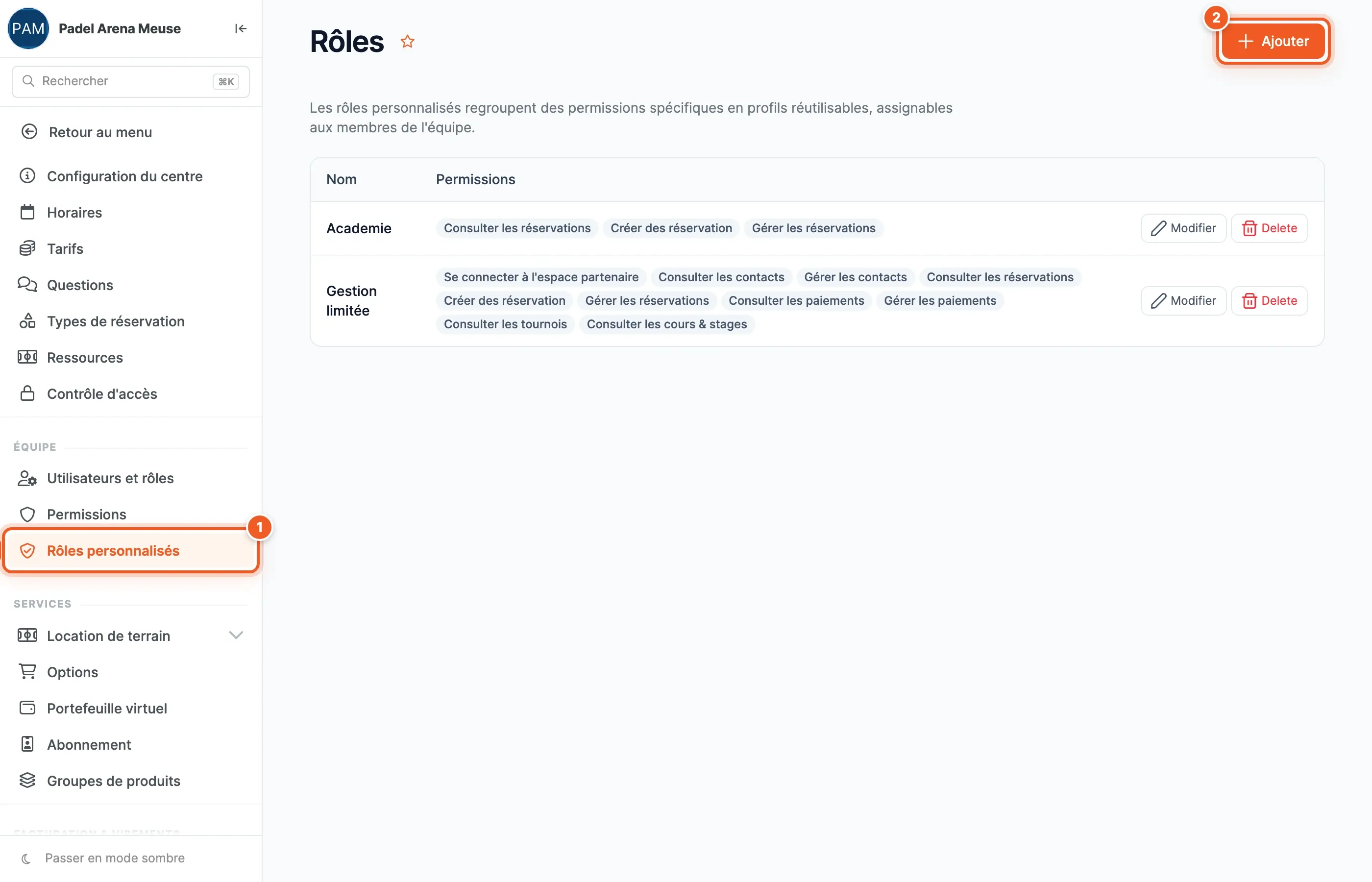 Page Rôles : le menu Rôles personnalisés (1), le bouton Ajouter (2) et la liste des rôles existants avec leurs permissions en étiquettes