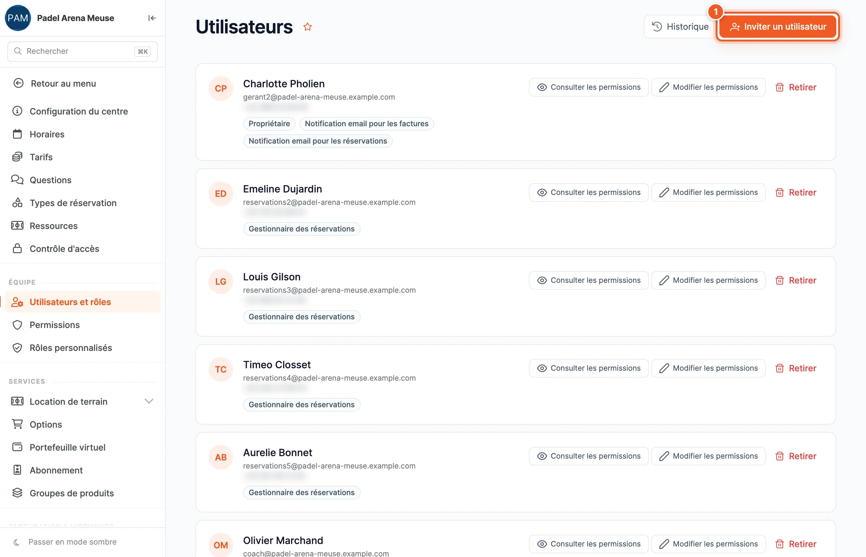 Page Utilisateurs : les membres de l'équipe avec leurs fonctions, et le bouton « Inviter un utilisateur » en haut à droite