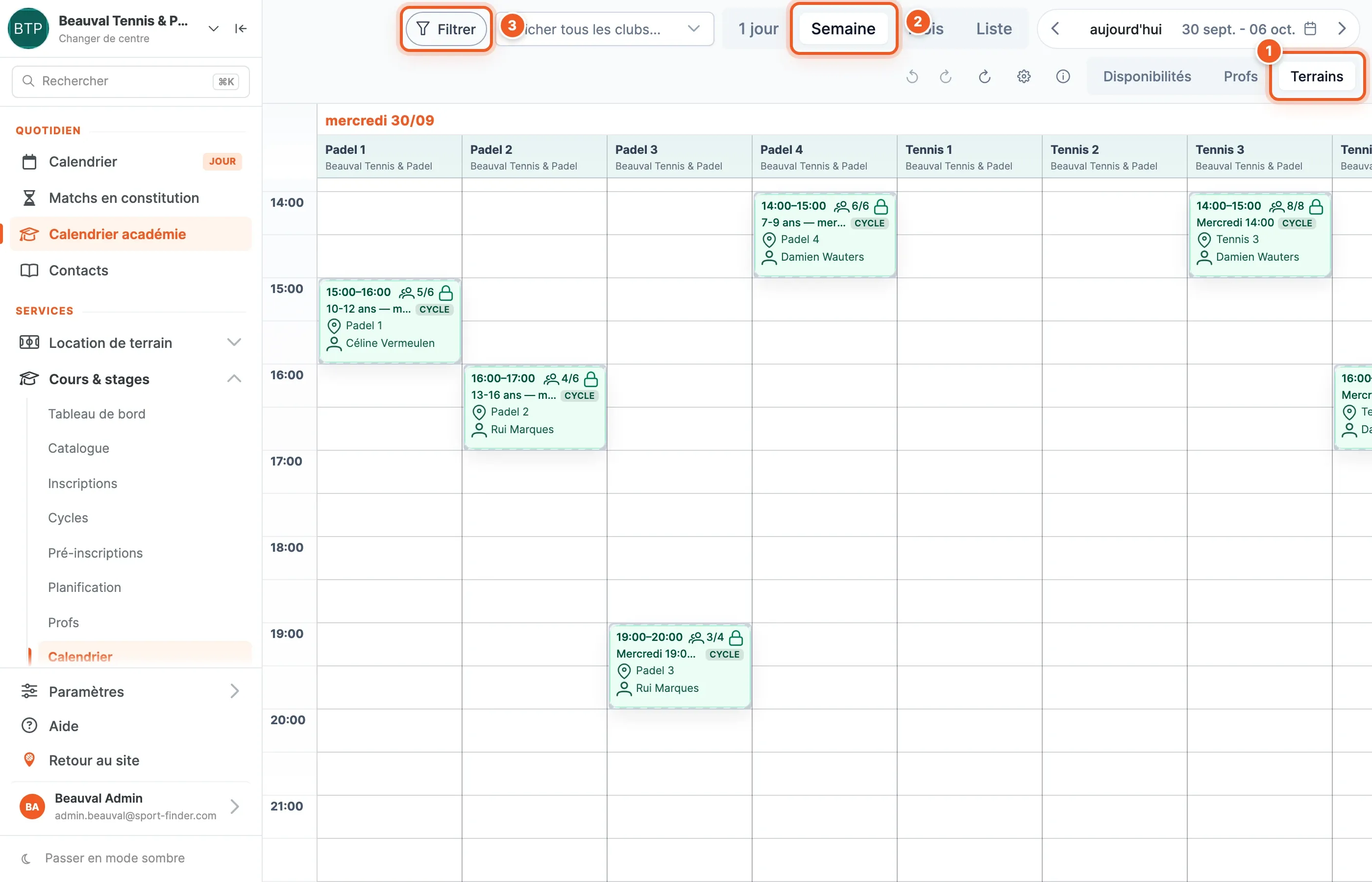 Le calendrier académie en vue Terrains sur une semaine : une colonne par terrain, chaque séance avec son horaire, son remplissage, son terrain et son prof