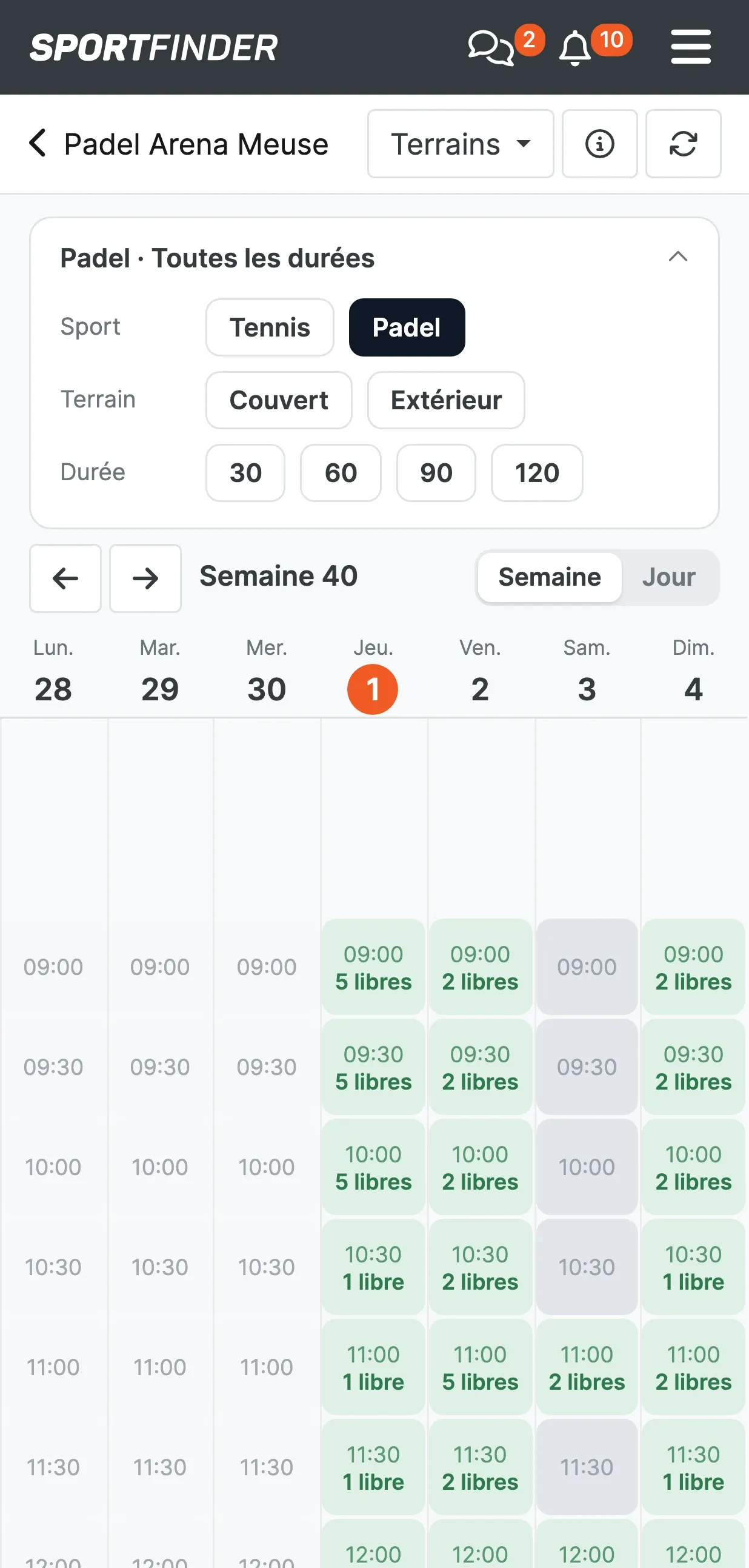 Calendrier de réservation joueur, vue Semaine 40 : filtres Sport (Tennis, Padel), Terrain (Couvert, Extérieur) et Durée (30, 60, 90, 120), puis une grille où chaque case verte indique l'heure et le nombre de terrains libres.