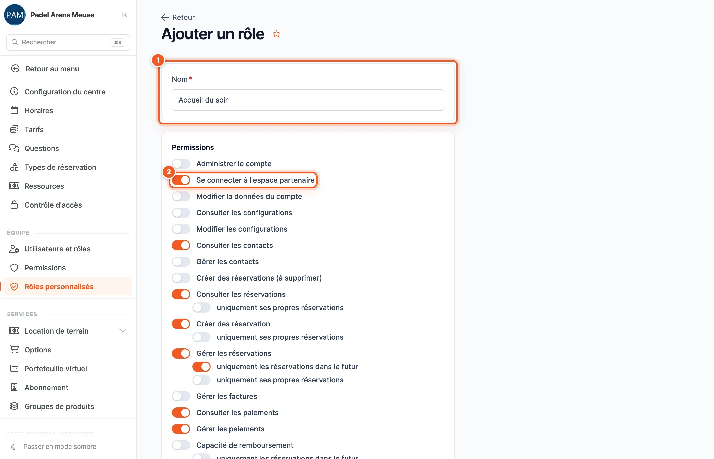 Formulaire Ajouter un rôle : le champ Nom rempli avec Accueil du soir (1) et l'interrupteur Se connecter à l'espace partenaire activé (2), suivi des autres permissions