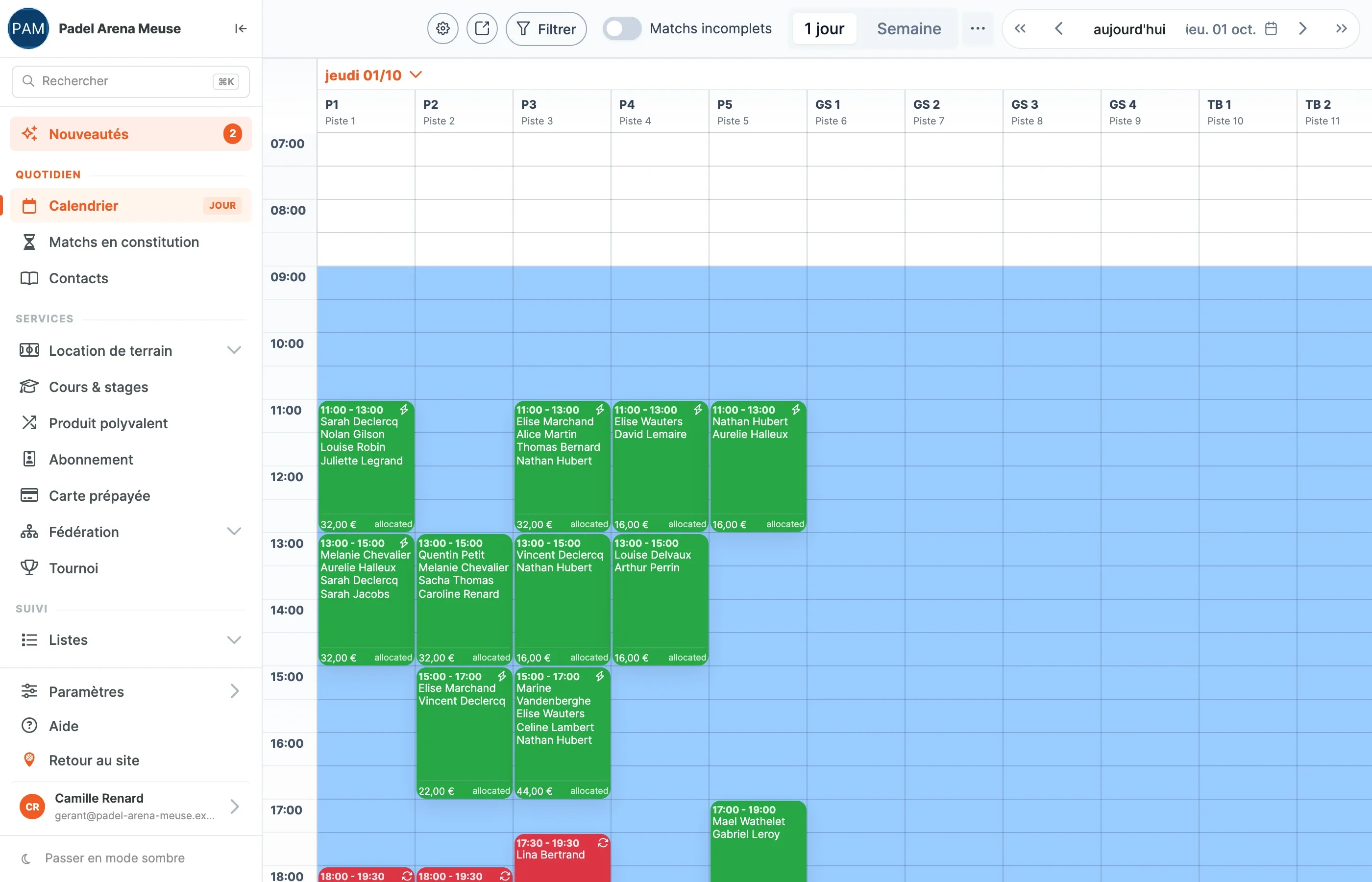Calendrier en vue d'un jour : une colonne par terrain, les réservations posées sur la grille