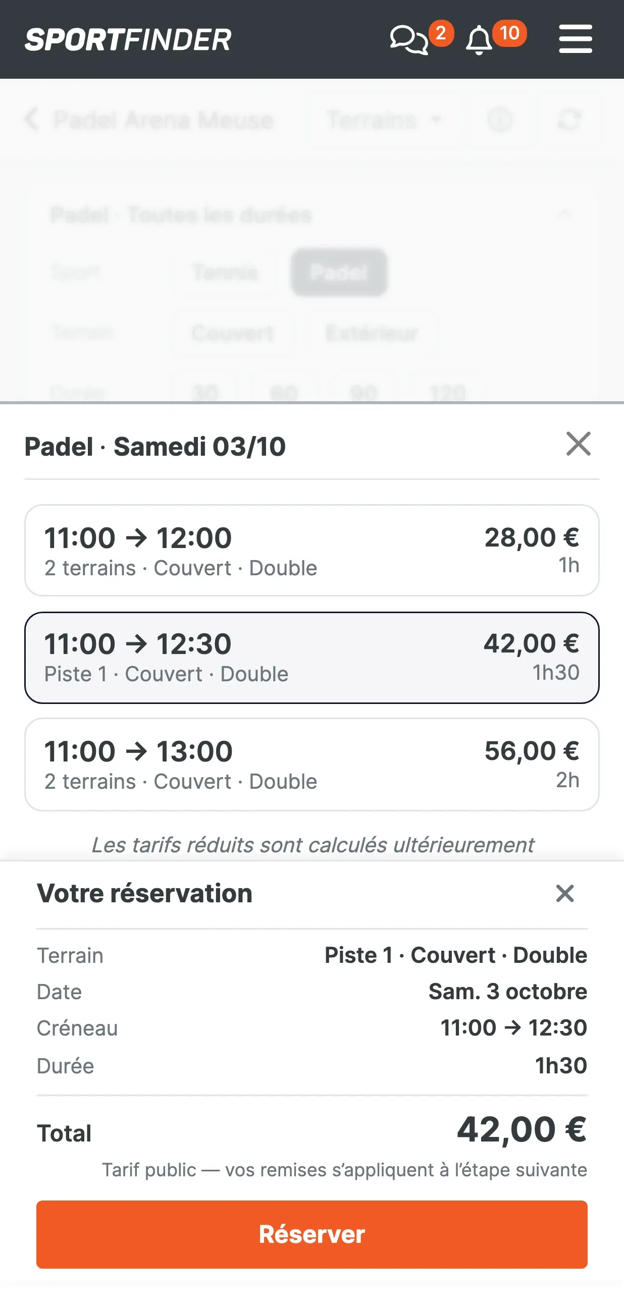 Feuille de réservation ouverte sur le samedi 3 octobre à 11:00 : trois durées proposées (1h pour 28 €, 1h30 pour 42 €, 2h pour 56 €), la Piste 1 en 1h30 sélectionnée, et le récapitulatif « Votre réservation » avec terrain, date, créneau, durée, total de 42 € et le bouton Réserver.