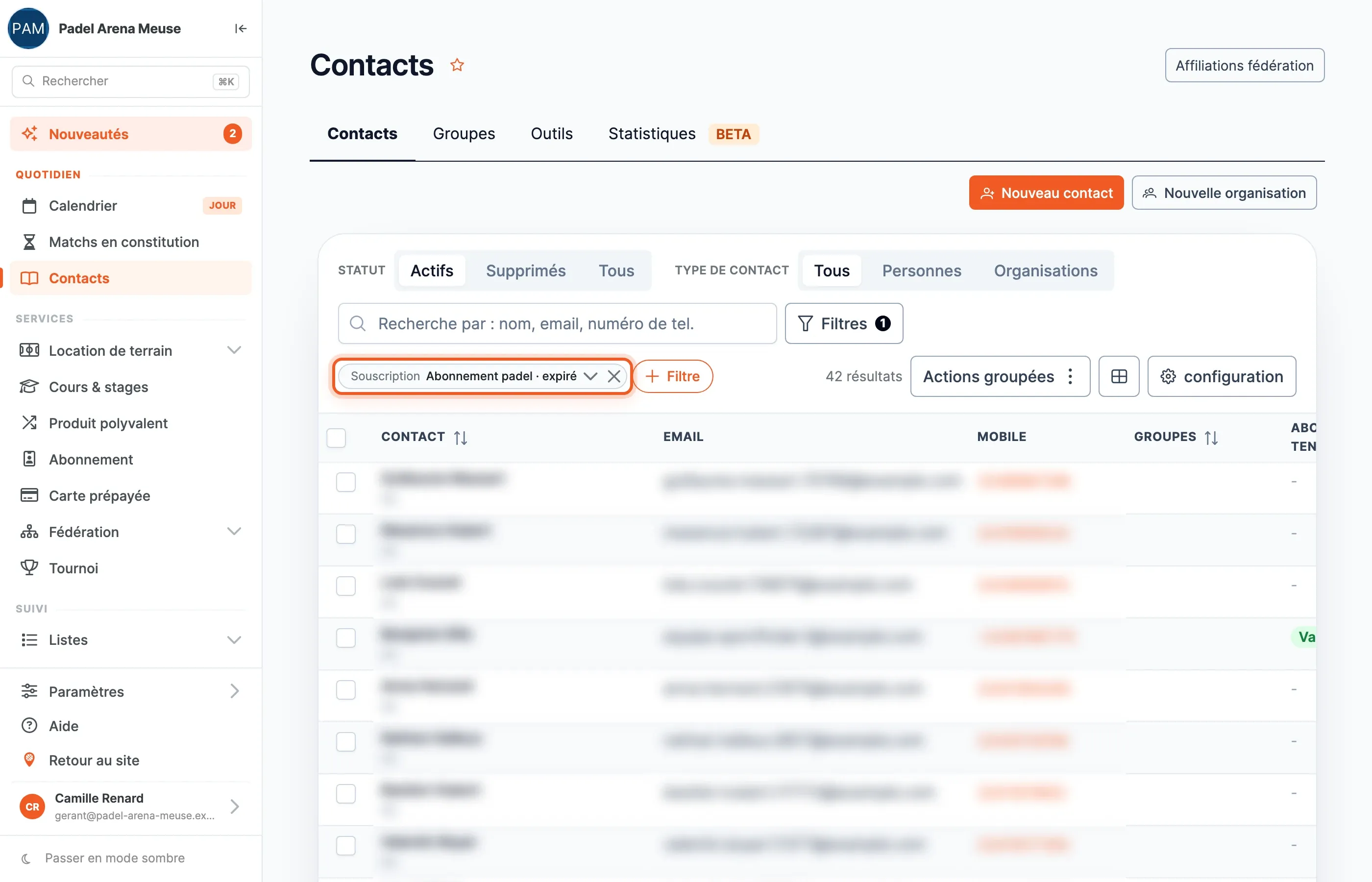 Liste des contacts filtrée : la pastille « Souscription Abonnement padel · expiré » résume le filtre, 42 résultats ; les noms, e-mails et téléphones sont floutés.
