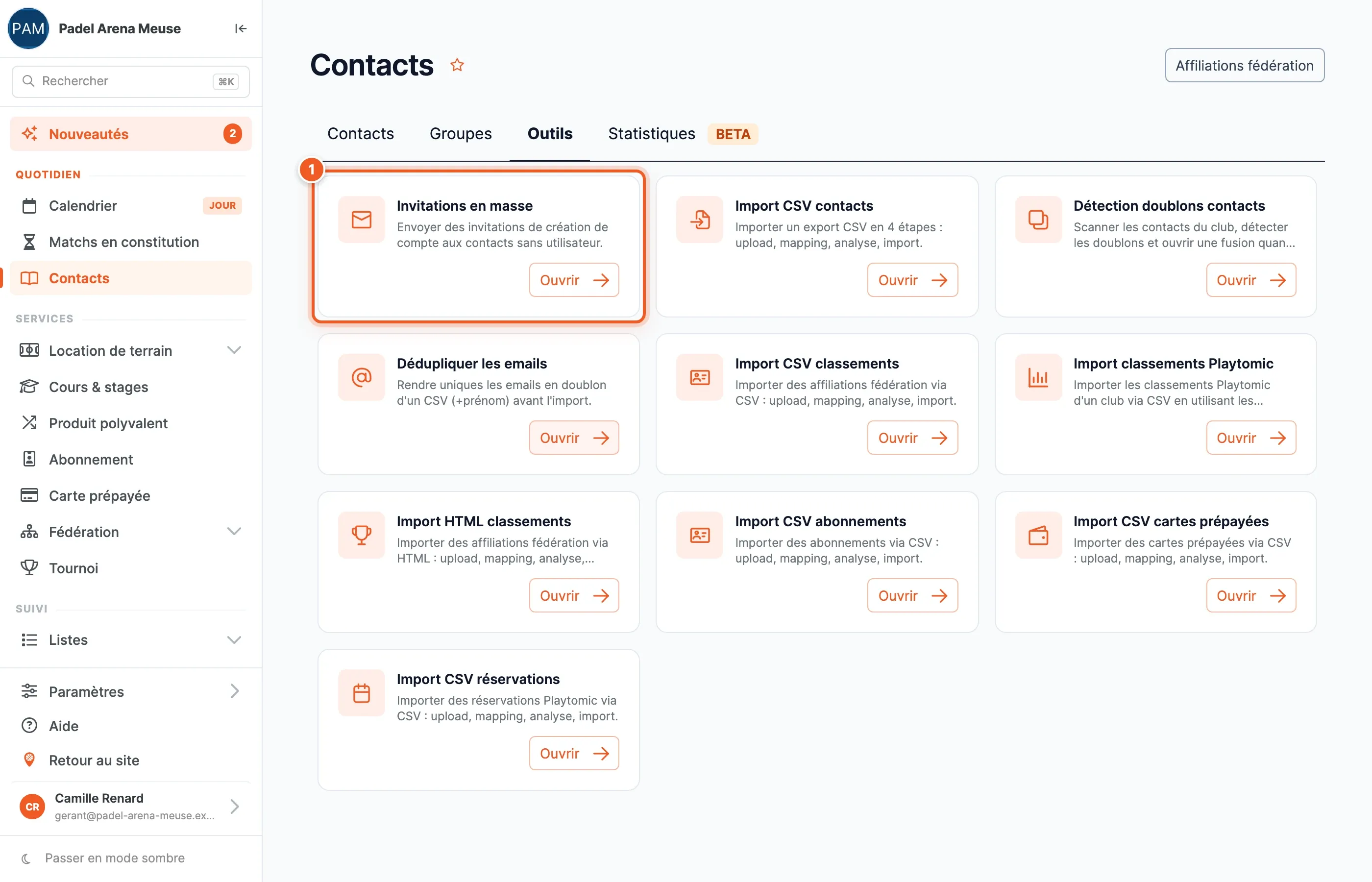 L’onglet Outils des contacts, la carte Invitations en masse mise en évidence