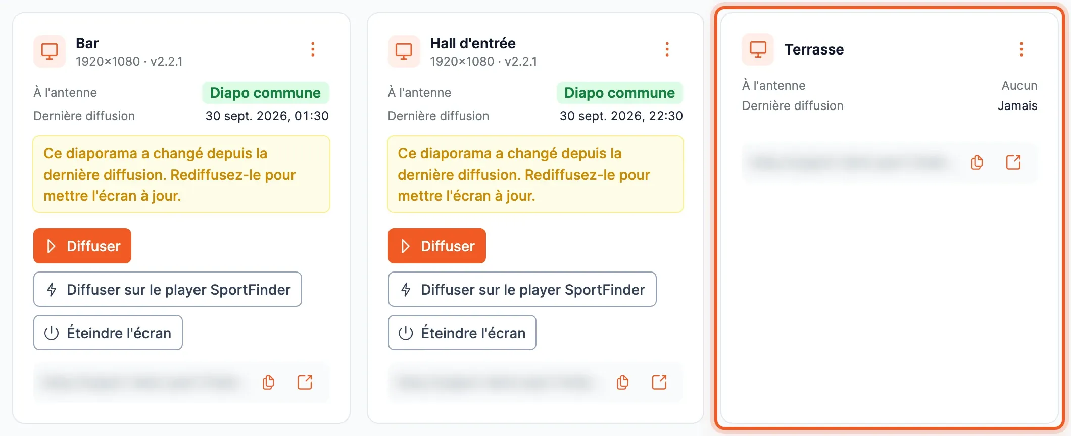 La liste des écrans : à côté des écrans Bar et Hall d'entrée, la carte du nouvel écran Terrasse, encadrée, indique À l'antenne Aucun, Dernière diffusion Jamais, puis la ligne du lien (floutée) avec les boutons copier et ouvrir
