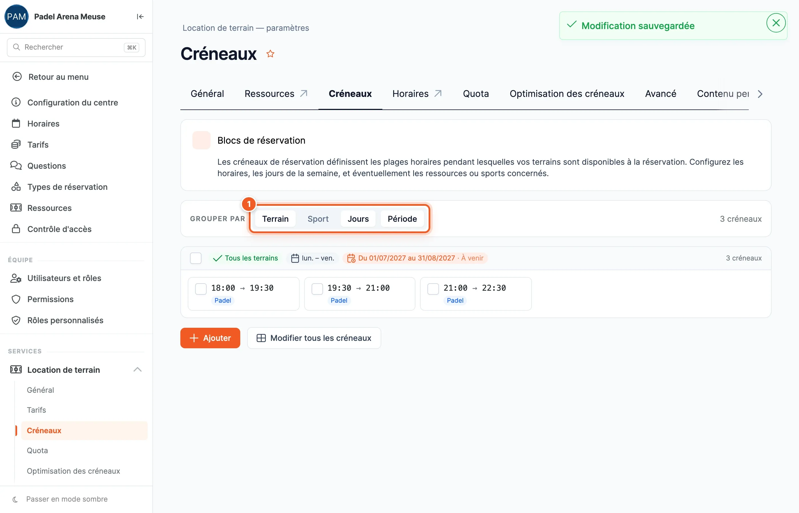 Liste des créneaux groupés, avec le sélecteur Grouper par (1) : Terrain, Sport, Jours, Période
