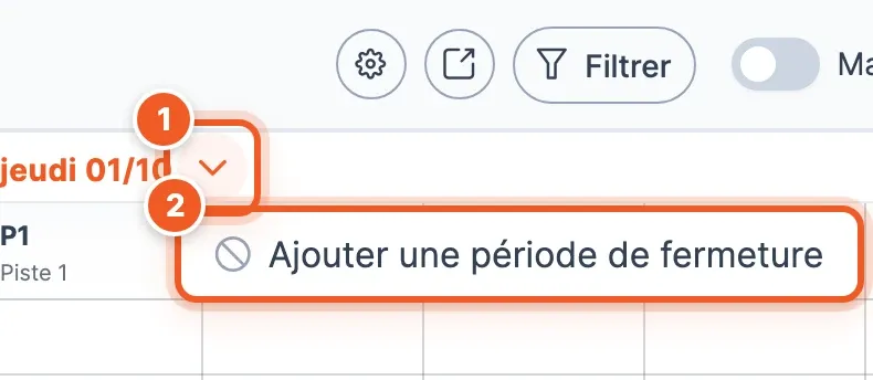 En-tête d’un jour du calendrier : la flèche du jour (1) et l’option Ajouter une période de fermeture (2)
