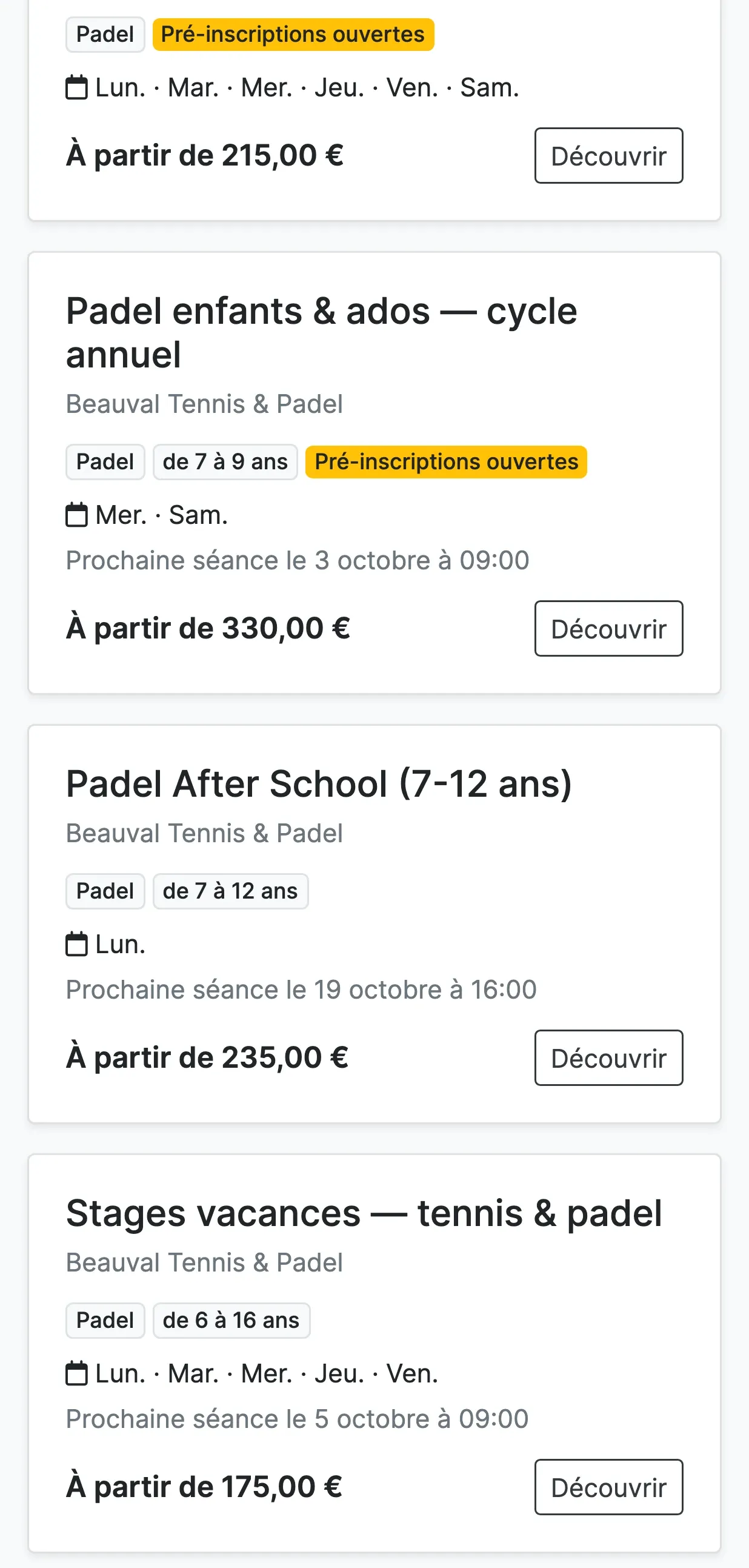 Résultats filtrés sur le padel et 9 ans : cartes « Padel enfants & ados — cycle annuel » (de 7 à 9 ans, pré-inscriptions ouvertes), « Padel After School (7-12 ans) » et « Stages vacances — tennis & padel », chacune avec ses jours, sa prochaine séance, son prix et le bouton Découvrir.