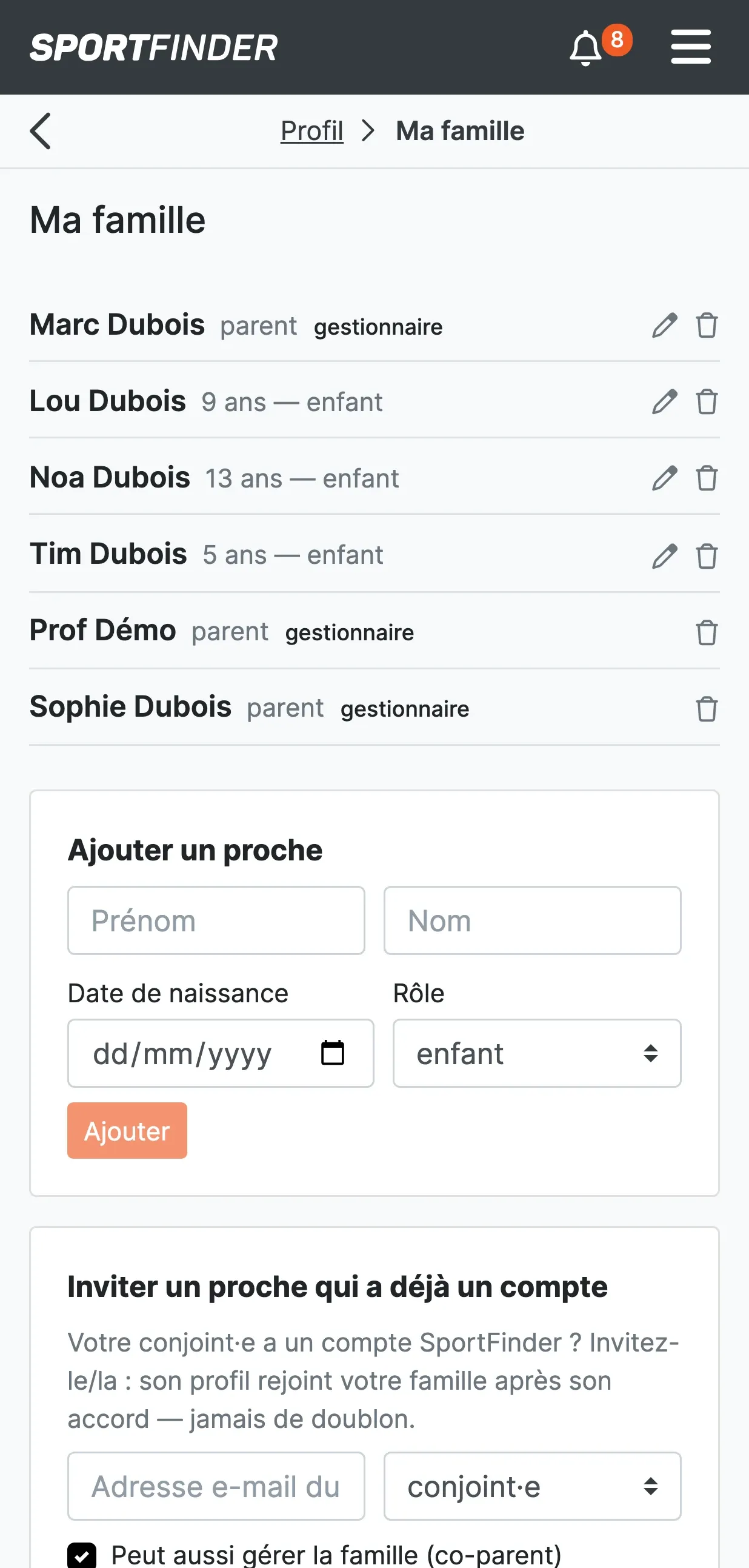Espace membre « Ma famille » : la liste des proches (parents gestionnaires et enfants avec leur âge), le formulaire « Ajouter un proche » (prénom, nom, date de naissance, rôle) et « Inviter un proche qui a déjà un compte ».
