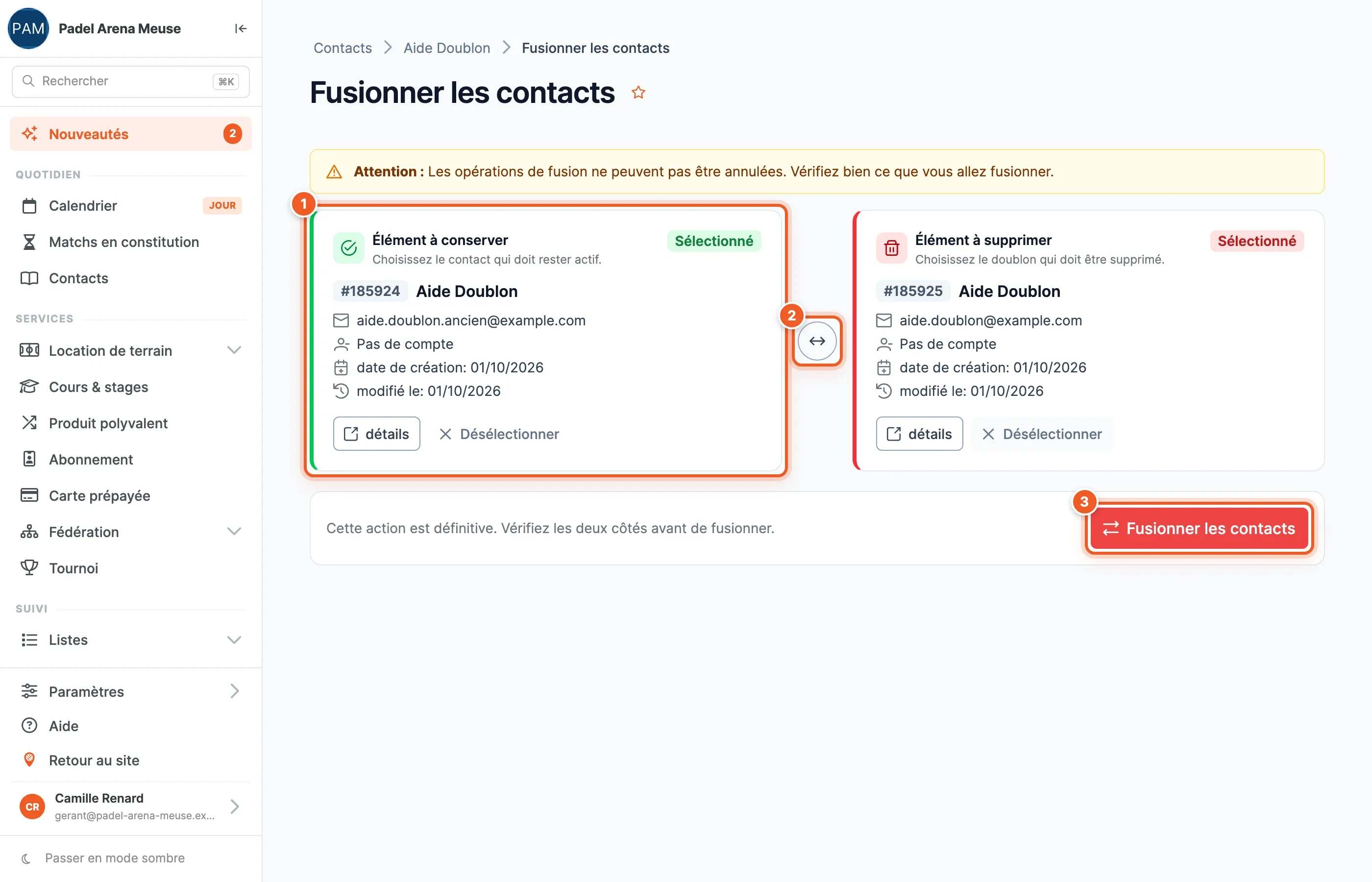 La page Fusionner les contacts avec l’élément à conserver, le bouton d’inversion et l’élément à supprimer