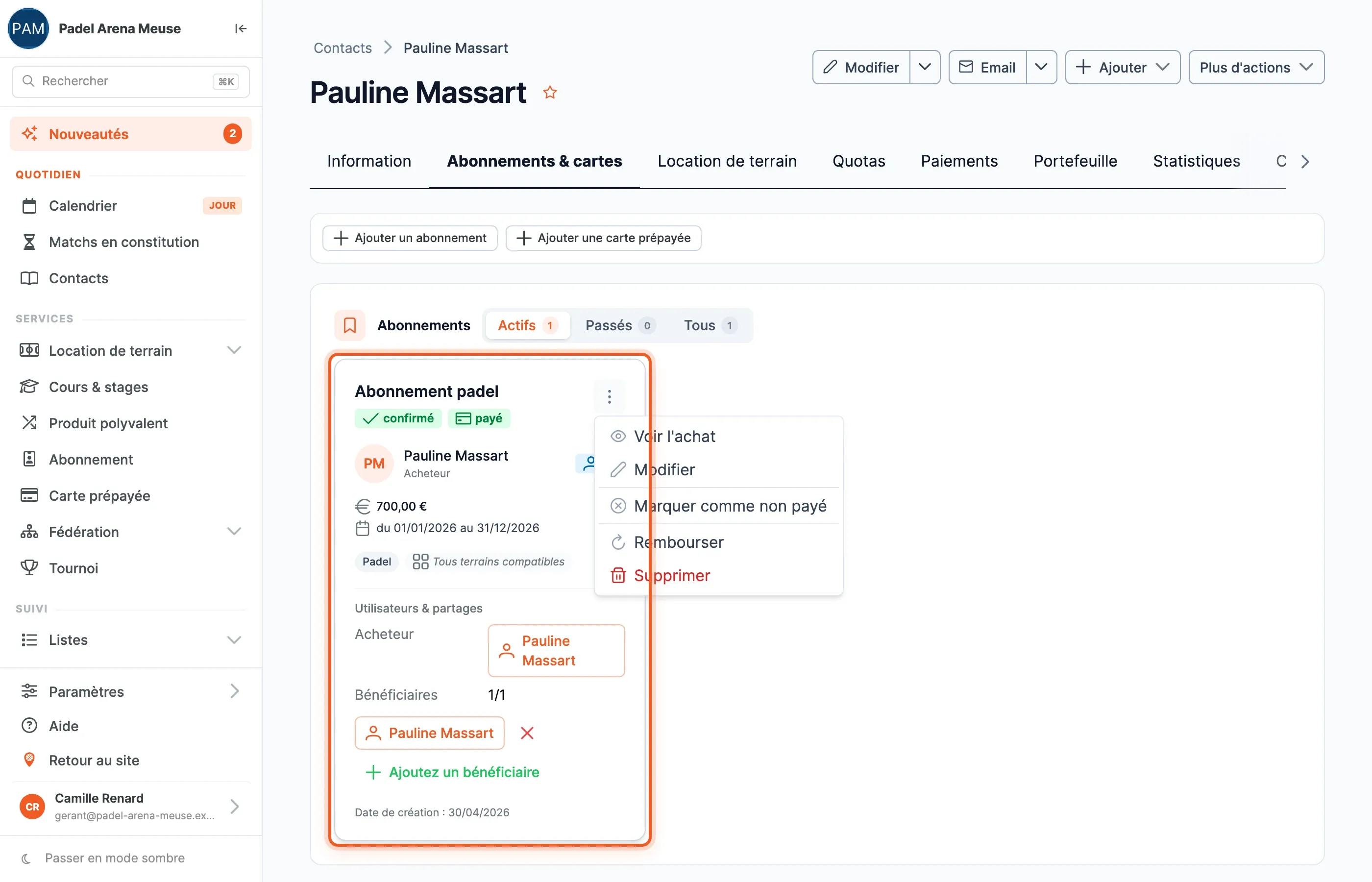 Fiche d'un contact, onglet Abonnements & cartes : la carte « Abonnement padel » (confirmé, payé, 700 €, du 01/01/2026 au 31/12/2026) avec son menu d'actions ouvert : Voir l'achat, Modifier, Marquer comme non payé, Rembourser, Supprimer.