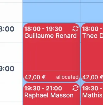 Cartes de réservation dans le calendrier, dont une réservation récurrente avec son badge de récurrence