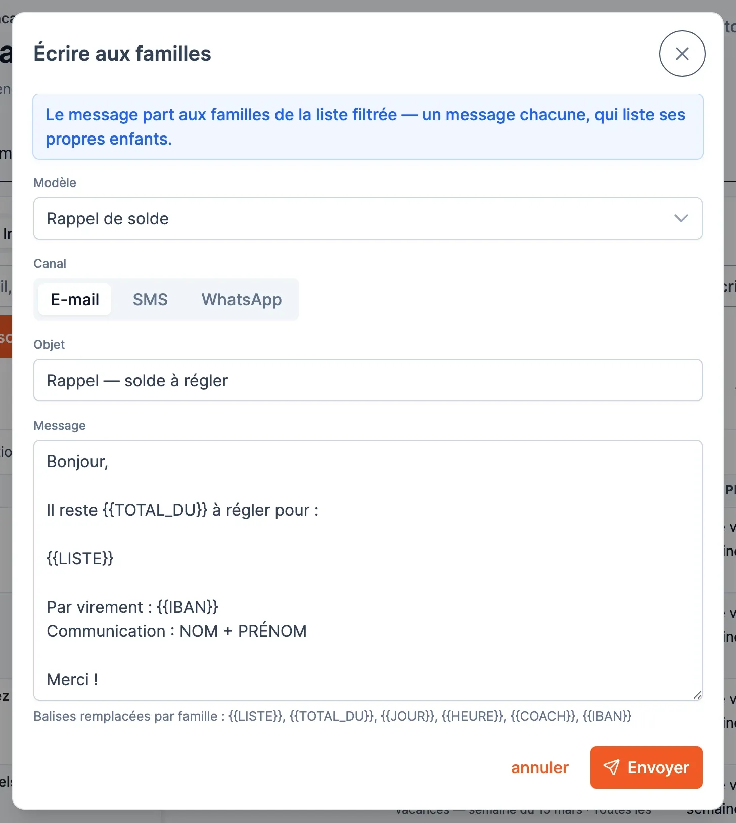La fenêtre Écrire aux familles : modèle Rappel de solde, canal E-mail, objet, message avec ses balises et bouton Envoyer